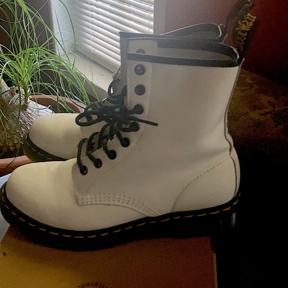 White Size 8 Dr.Marteens